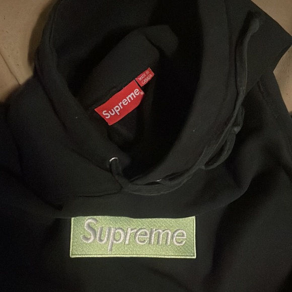 Supreme Hoodie Medium badass but don’t fit me anymore. Sells to the best offer - Picture 4 of 4